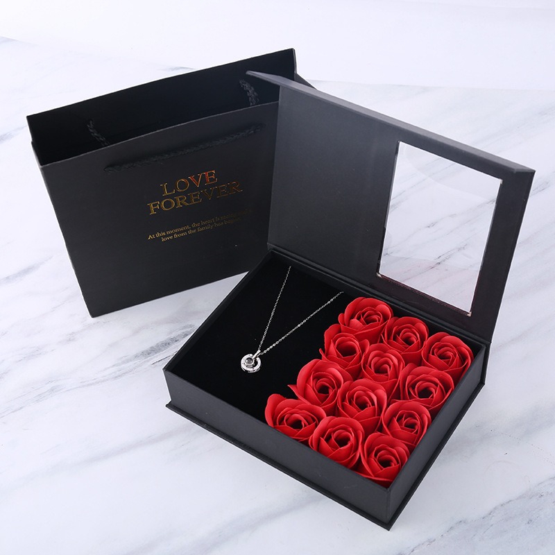 Extremo Contratación adyacente Caja de Regalo con 12 rosas de jabon (regalo para el 10 de mayo)) | La  Reyna del Mayoreo